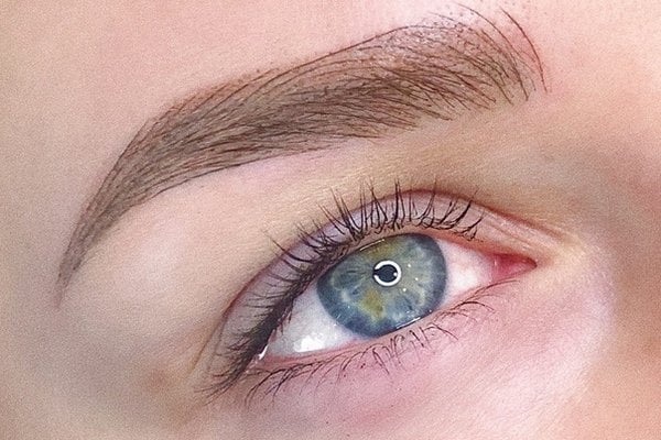 Microblading brwi a makijaż permanentny: czym się różnią i co wybrać?